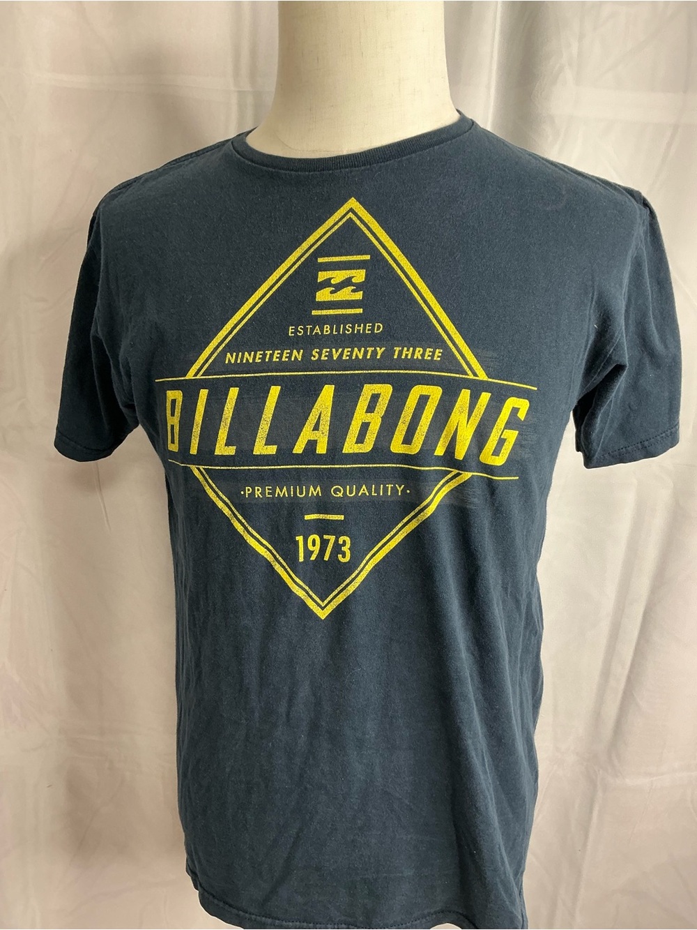 2315 - Men’s Billabong 100% Organic Cotton Graphic T-Shirt -Medium - Navy/Yellow